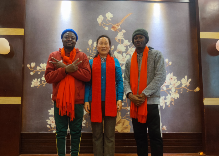 1643699421629012536.png 与留学生合影.png