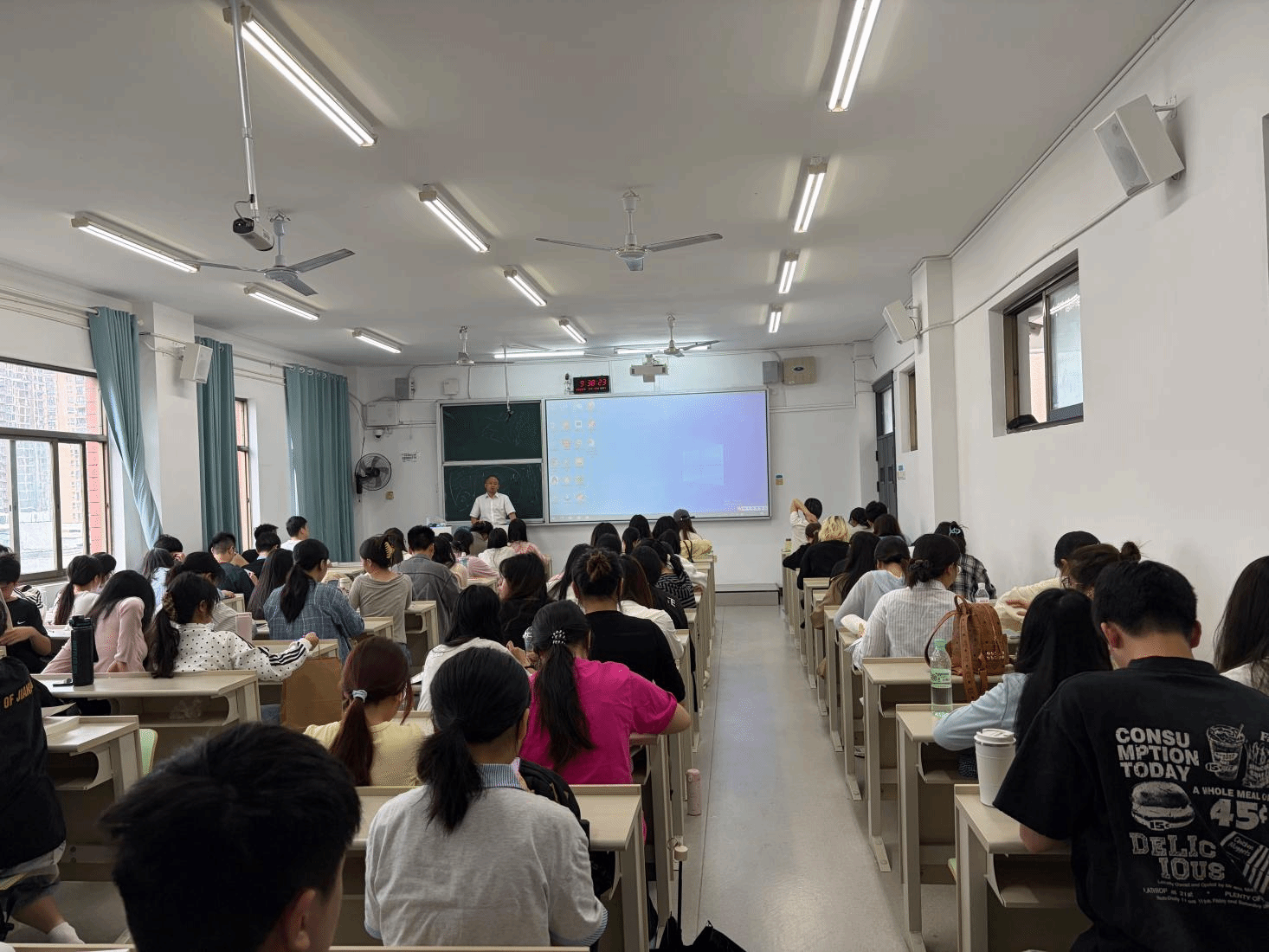 董仁周教授为湖南财政经济学院法学院法学专业大学生开展人生规划讲座